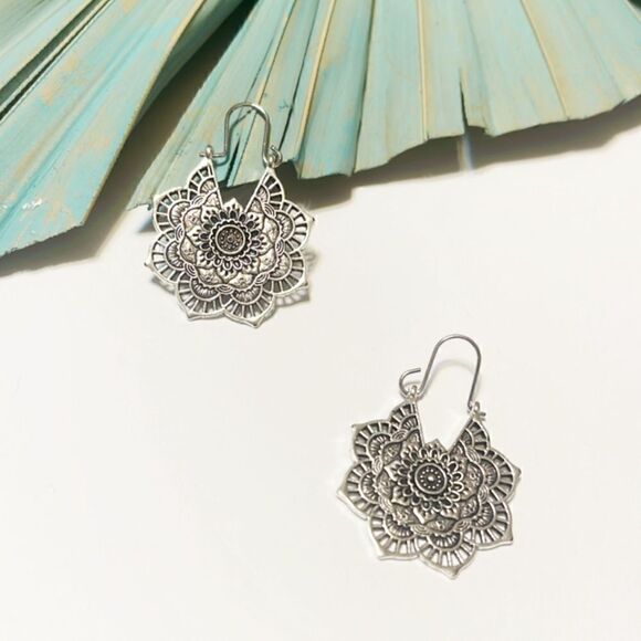 #895 Anthro antique silver flower earrings - Picture 2 of 5